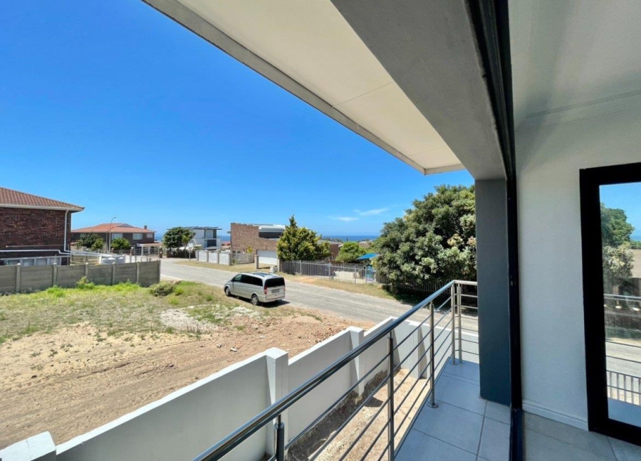 5 Bedroom Property for Sale in Wavecrest Eastern Cape